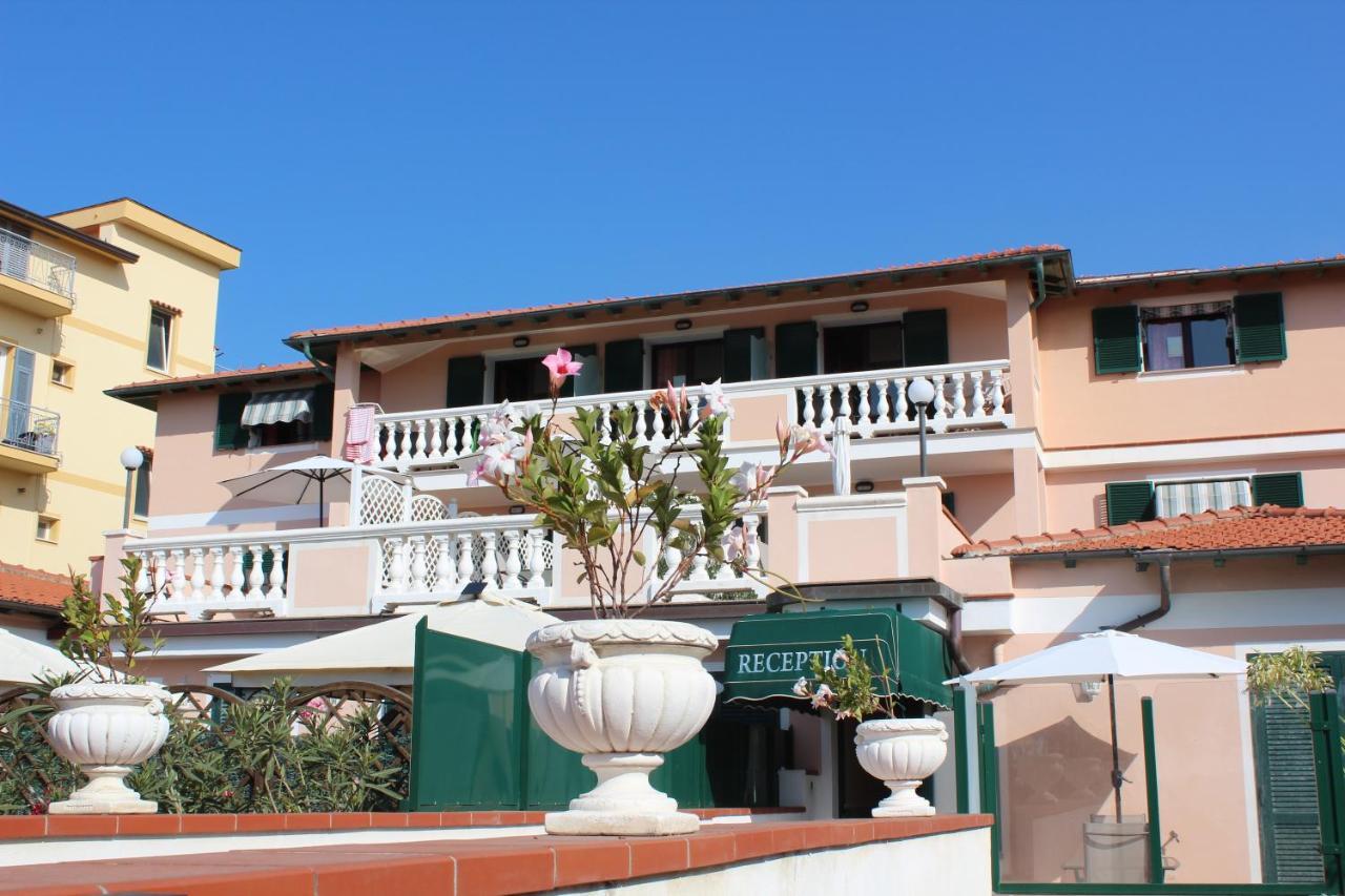 Del Prado Aparthotel Riva Ligure Exterior photo