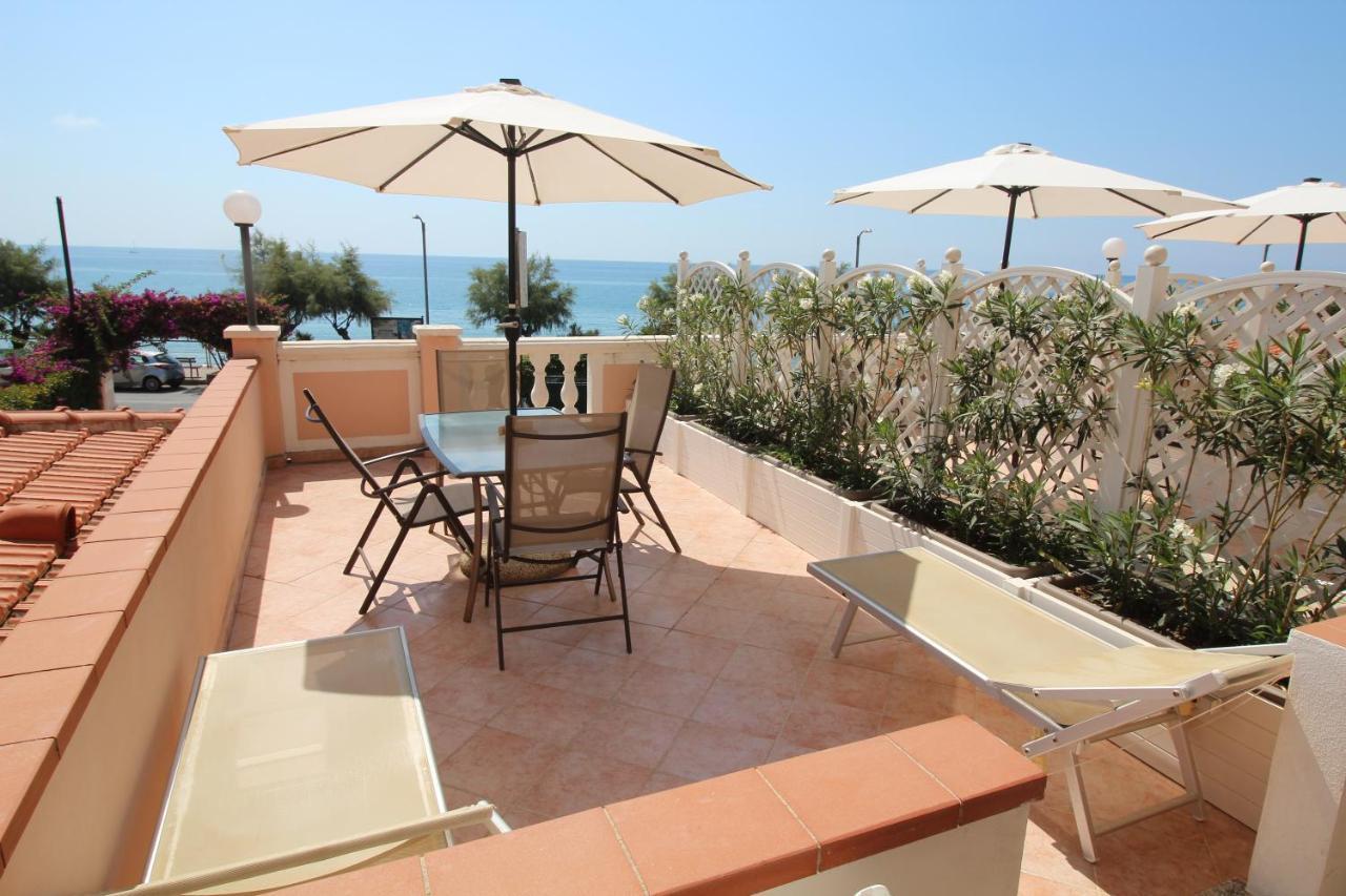 Del Prado Aparthotel Riva Ligure Exterior photo