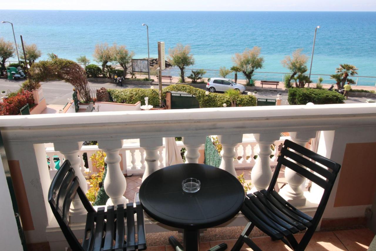 Del Prado Aparthotel Riva Ligure Exterior photo