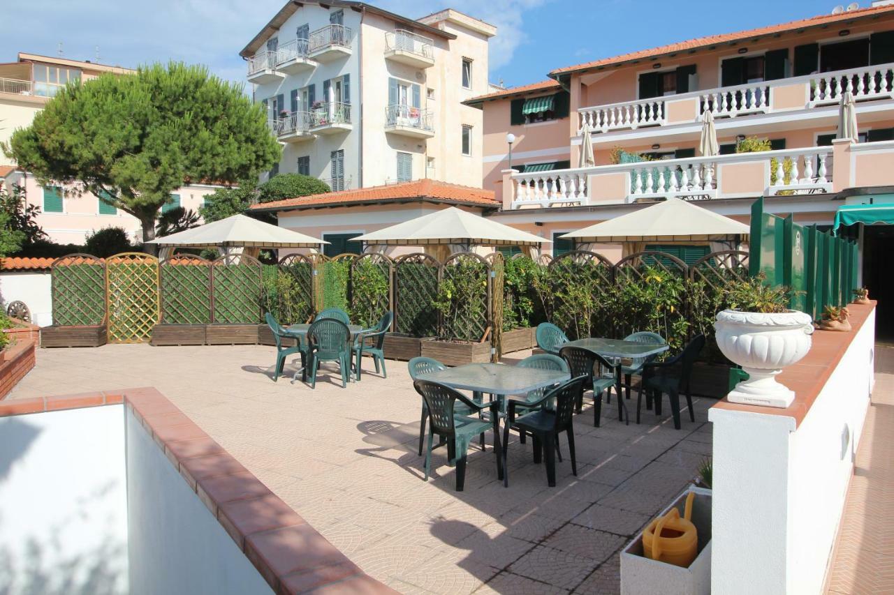 Del Prado Aparthotel Riva Ligure Exterior photo
