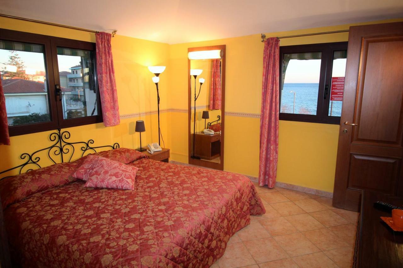 Del Prado Aparthotel Riva Ligure Exterior photo