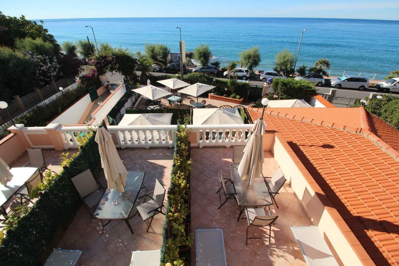 Del Prado Aparthotel Riva Ligure Exterior photo